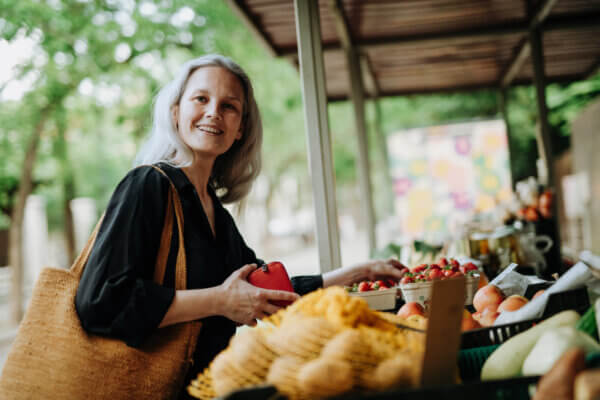Femme qui fait ses courses diabète et nutrition